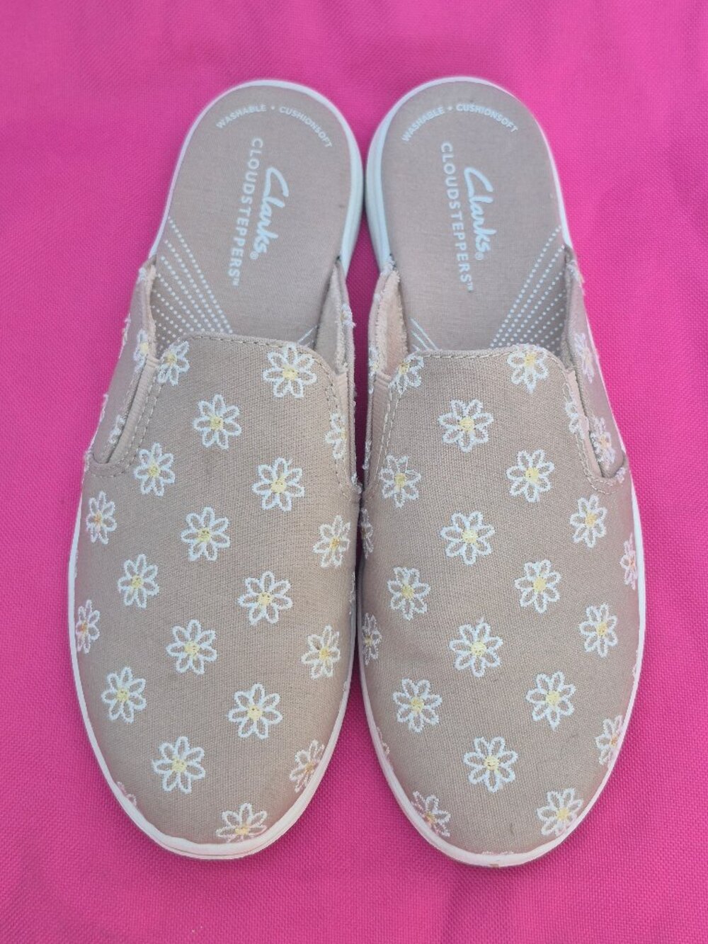 CLARKS Cloudsteppers Women's Daisy Floral Embroidered Mules Clogs Tan Size 7.5M